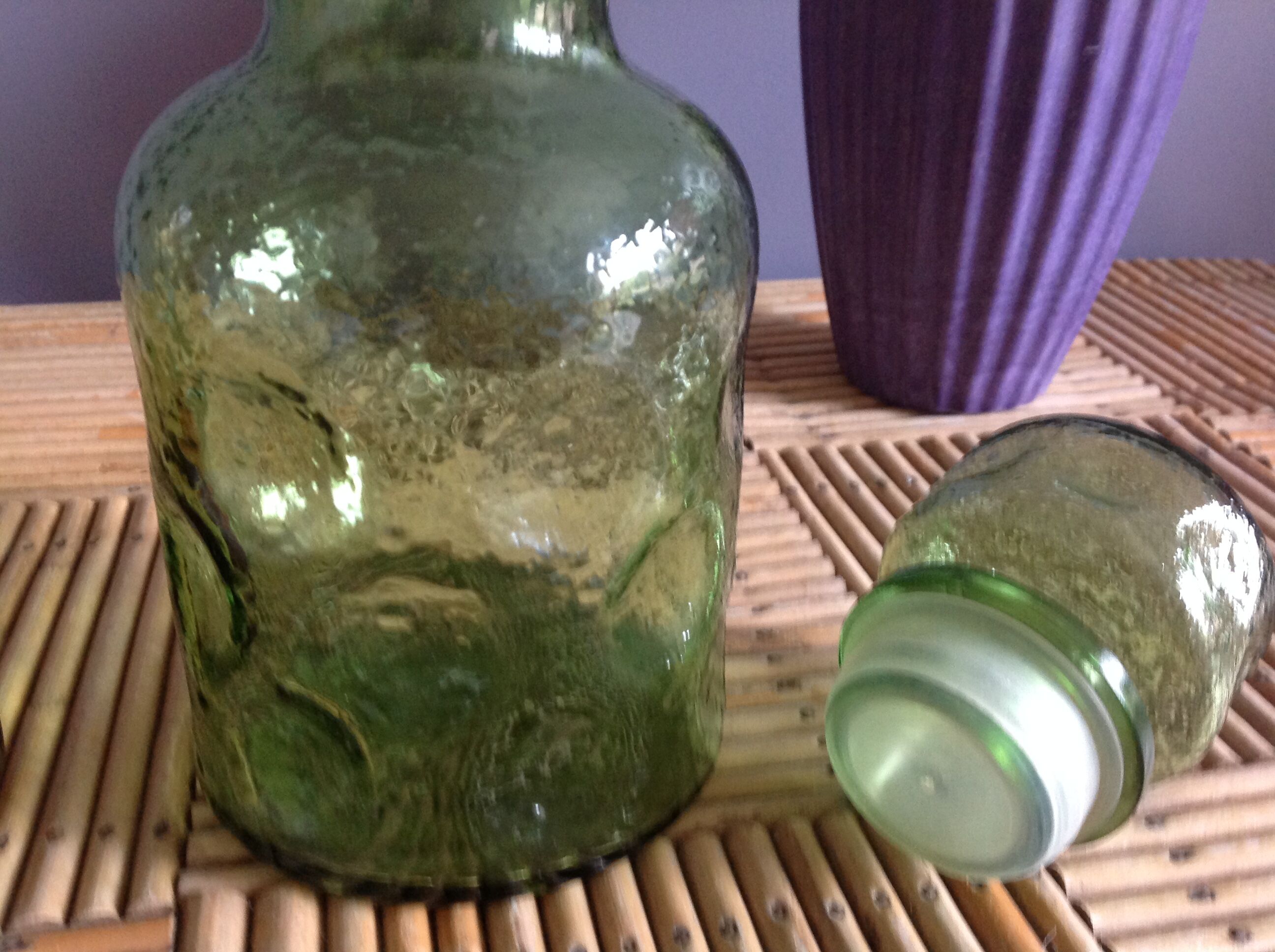 Carafe année 70 avec son verre à orangeade ambré