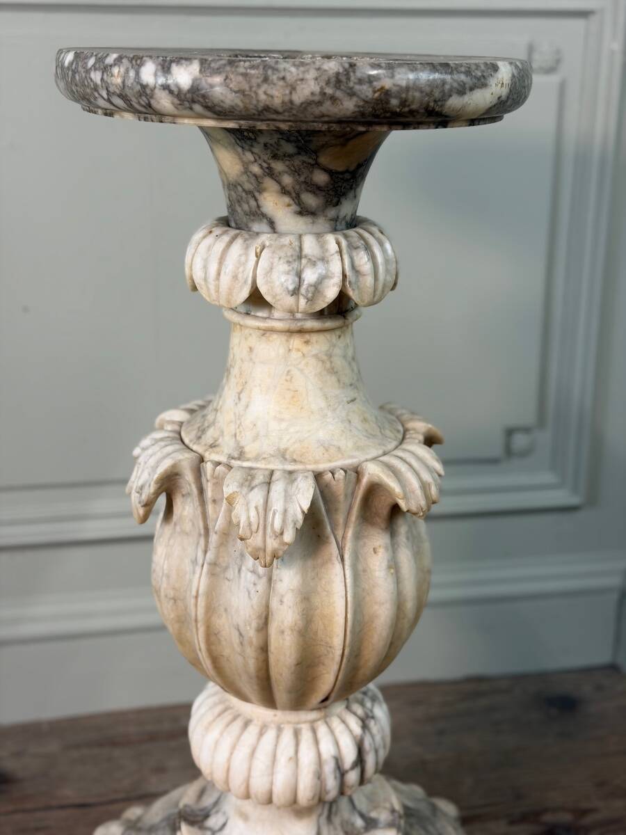 Socle en albâtre sculpté, Italie vers 1880
