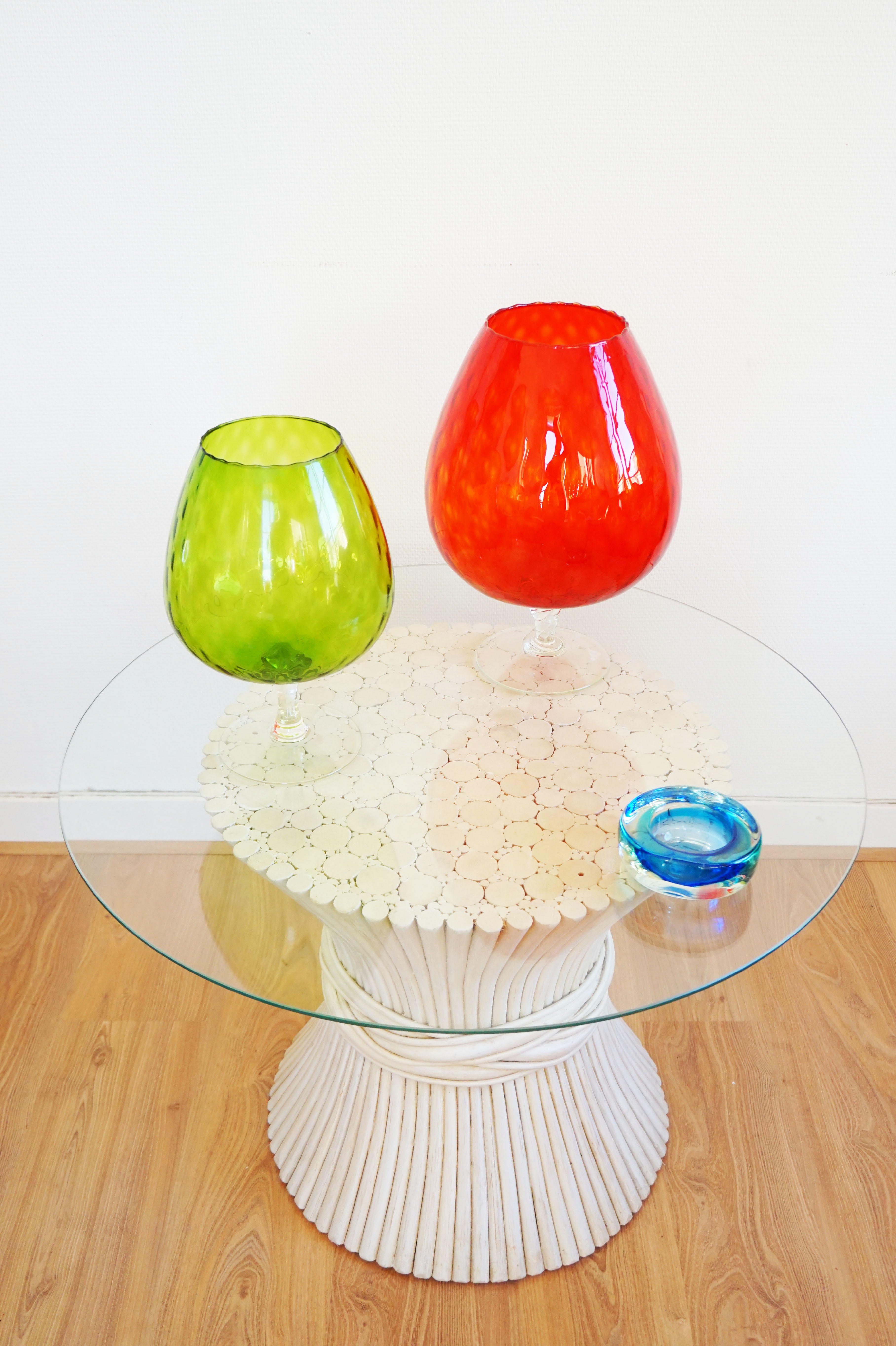 Table low round and white vintage rattan bamboo