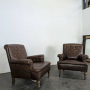 Paire de club fauteuils en cuir
