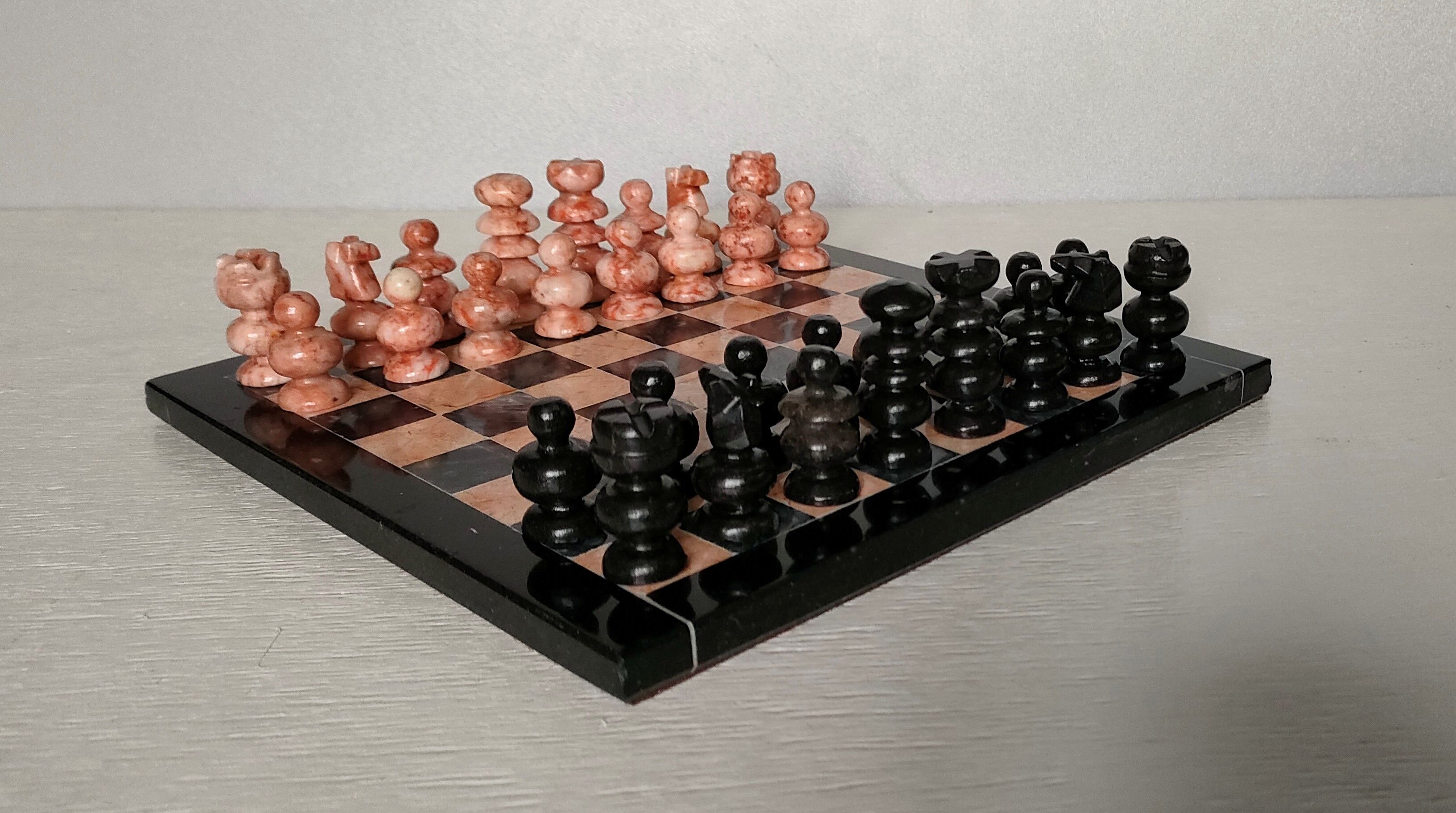 Small chessboard in coral marble and black marble - Italy - Second half of the twentieth century