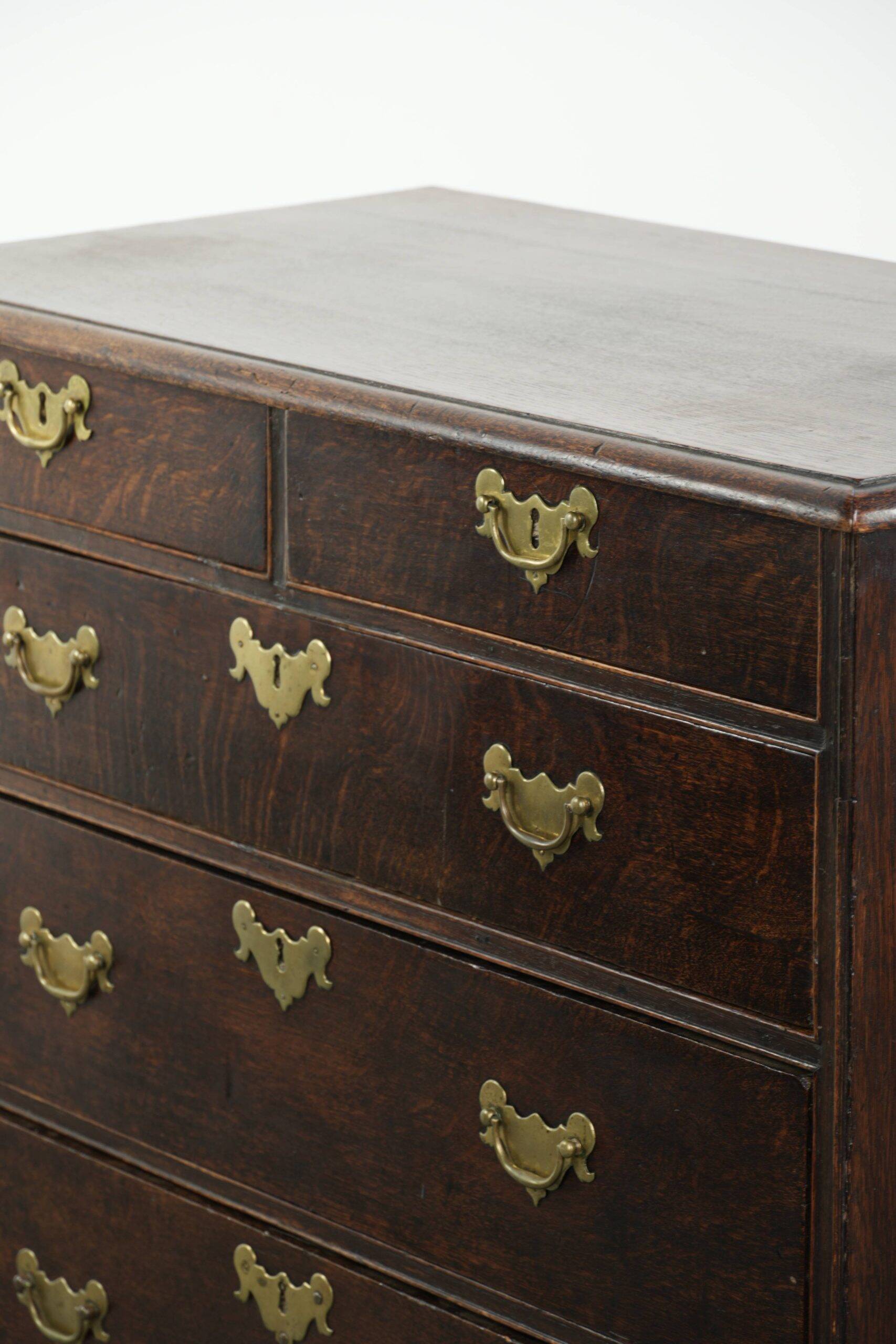 Commode en chêne anglais antique de la fin du XVIIIe siècle.