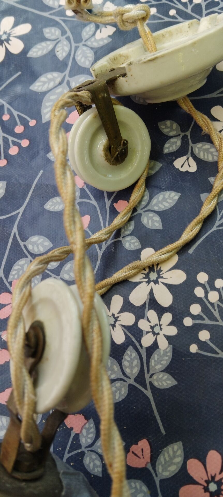 Vintage suspension, raised and lowered opaline porcelain.