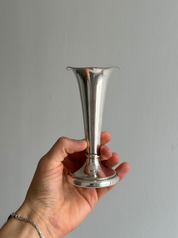 petit vase en métal argenté ancien