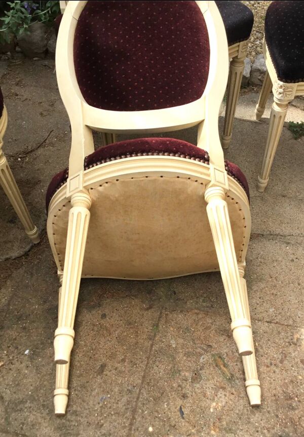 Ensemble de 6 chaises de style Louis XVI en bois patiné