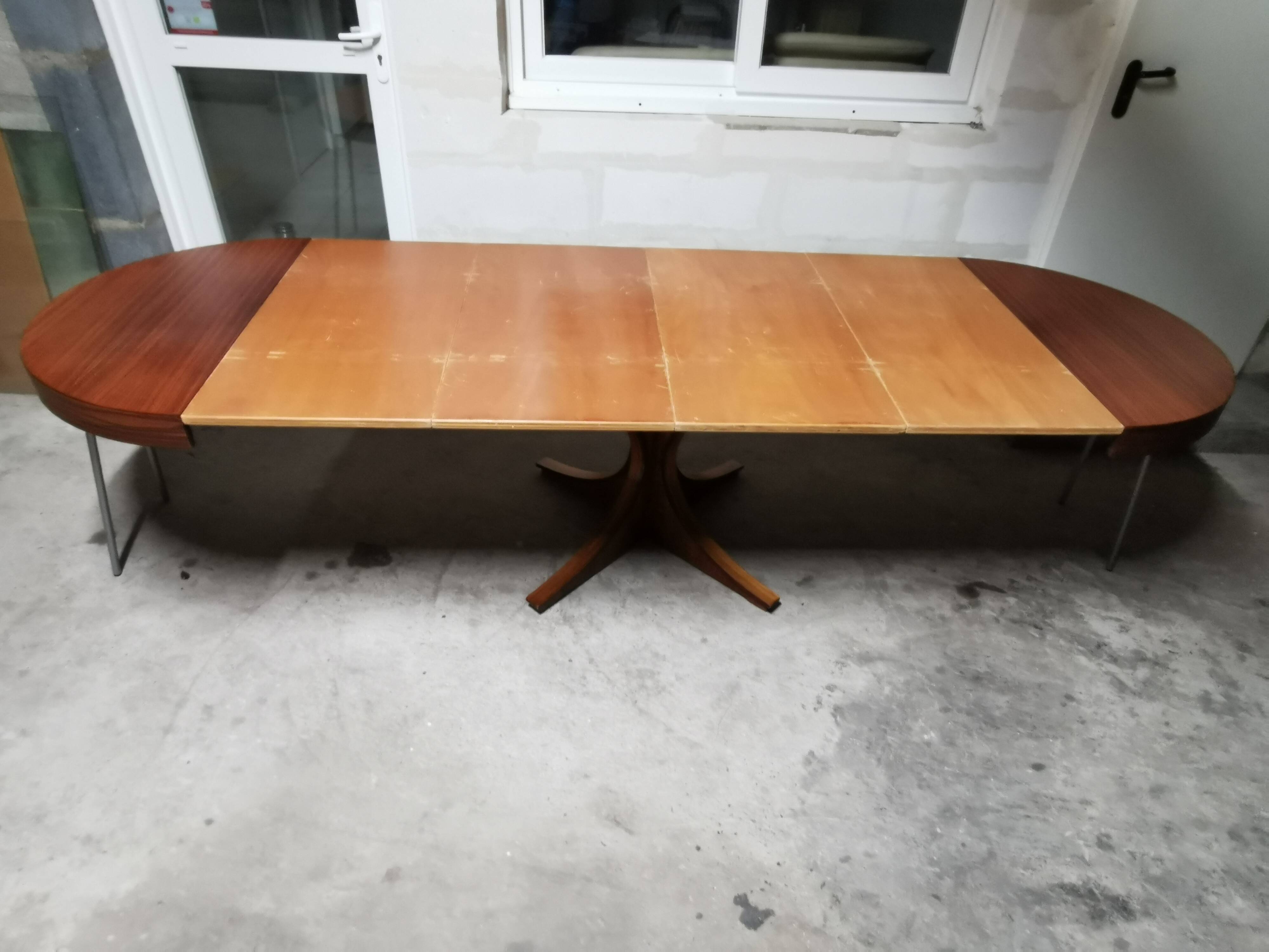 Rosewood extendable round table by Luigi Bartolini. vintage dining room 1960/70