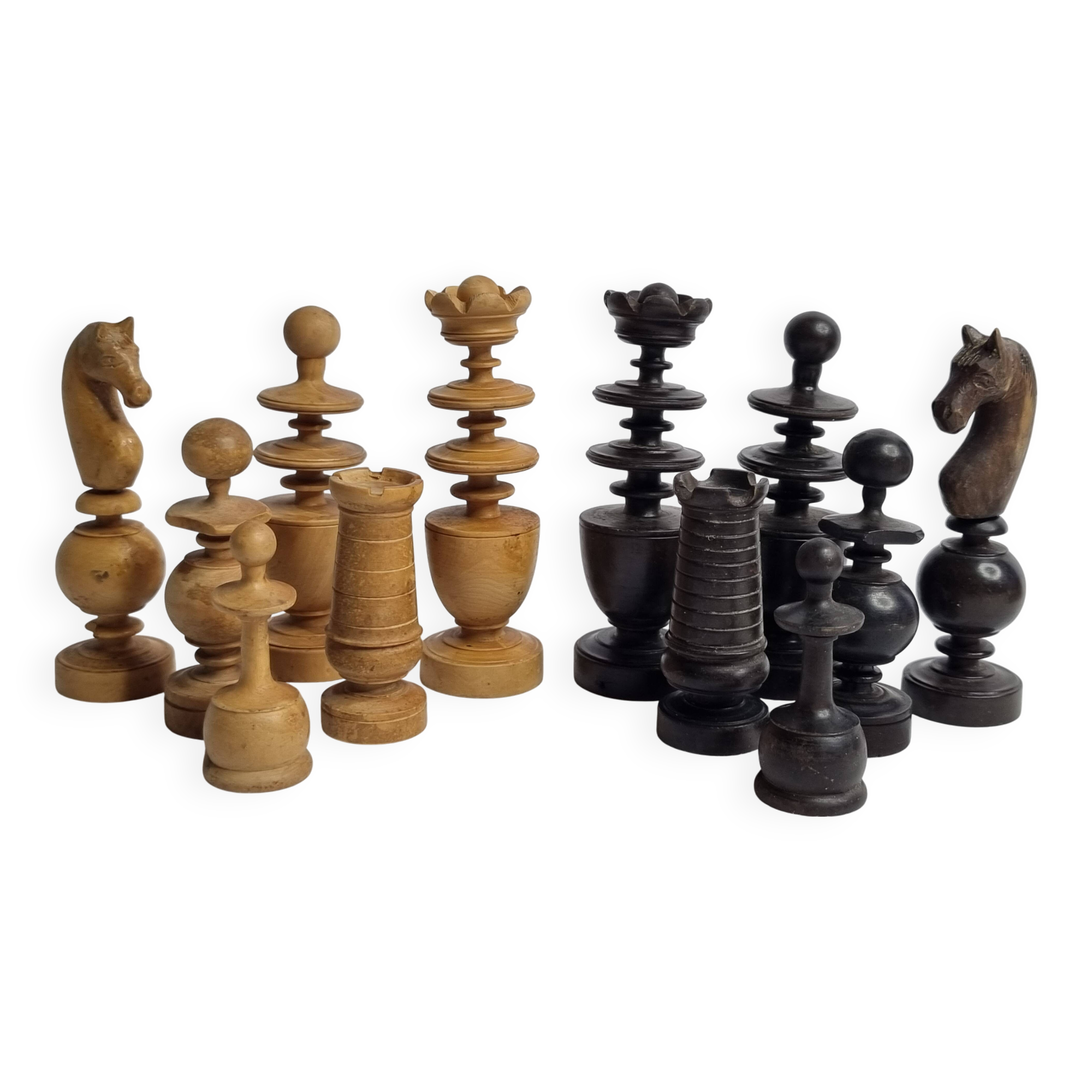 Vintage chess set, late 19th - early 20th century, in carved turned wood, 9 cm