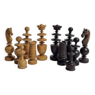 Vintage chess set, late 19th - early 20th century, in carved turned wood, 9 cm