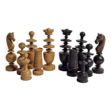 Jeu d’échecs vintage fin XIXe - début XXe siècle en bois tourné sculpté, 9 cm