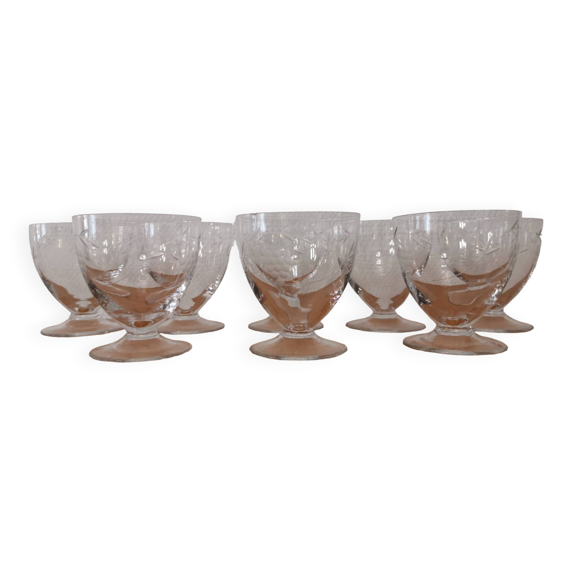 Set de 8 anciens verres sur pied décor ciselé