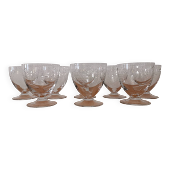 Set de 8 anciens verres sur pied décor ciselé