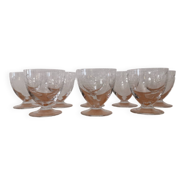 Set de 8 anciens verres sur pied décor ciselé