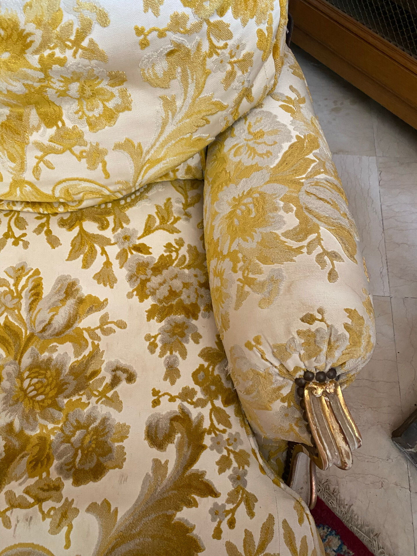 2 fauteuils et un canapé vintage velours jaune et or.