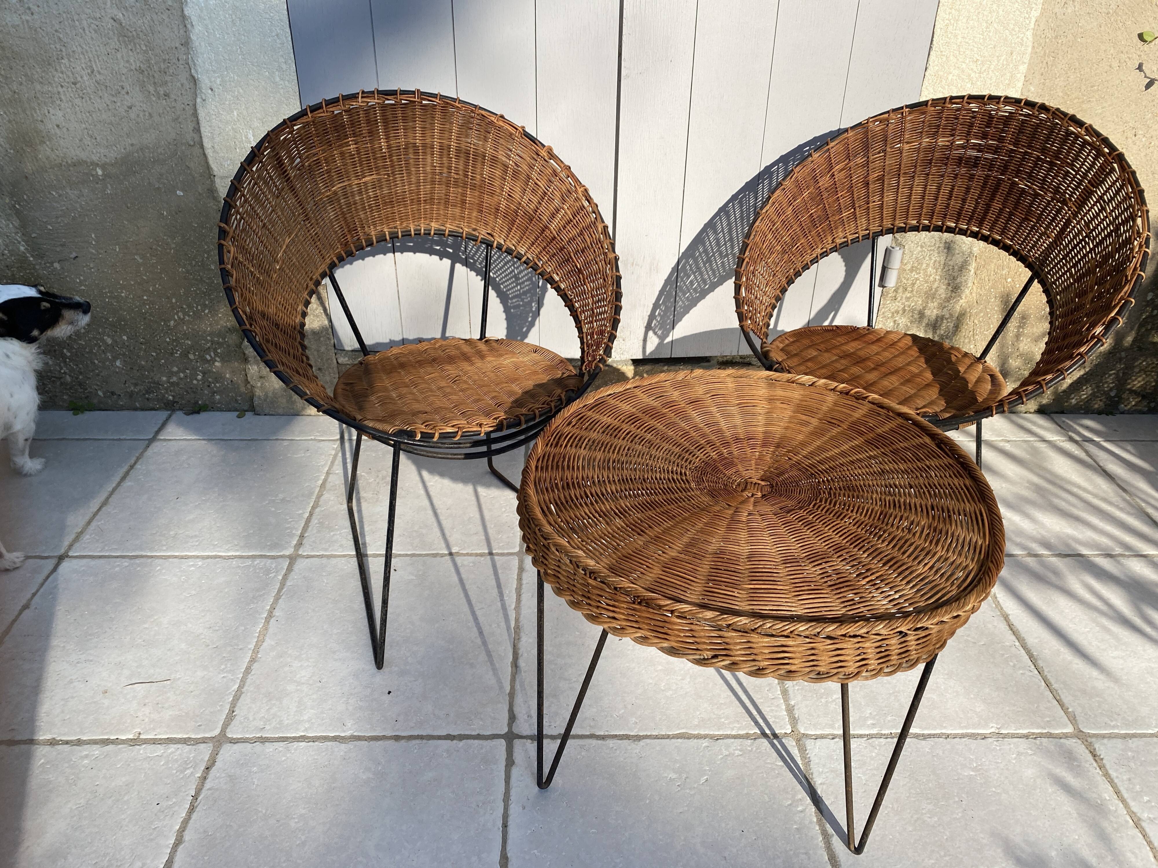 Set of 2 wicker armchairs and coffee table Raoul Guy 1950