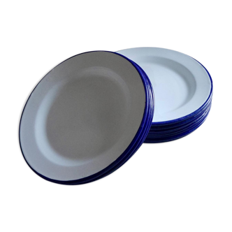Lot de 12 assiettes en émail