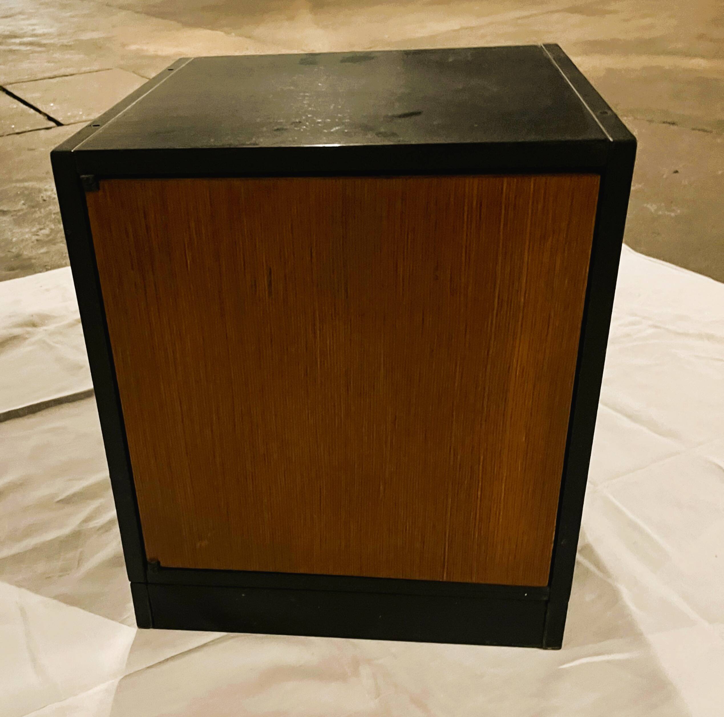 Petit meuble de rangement cubique