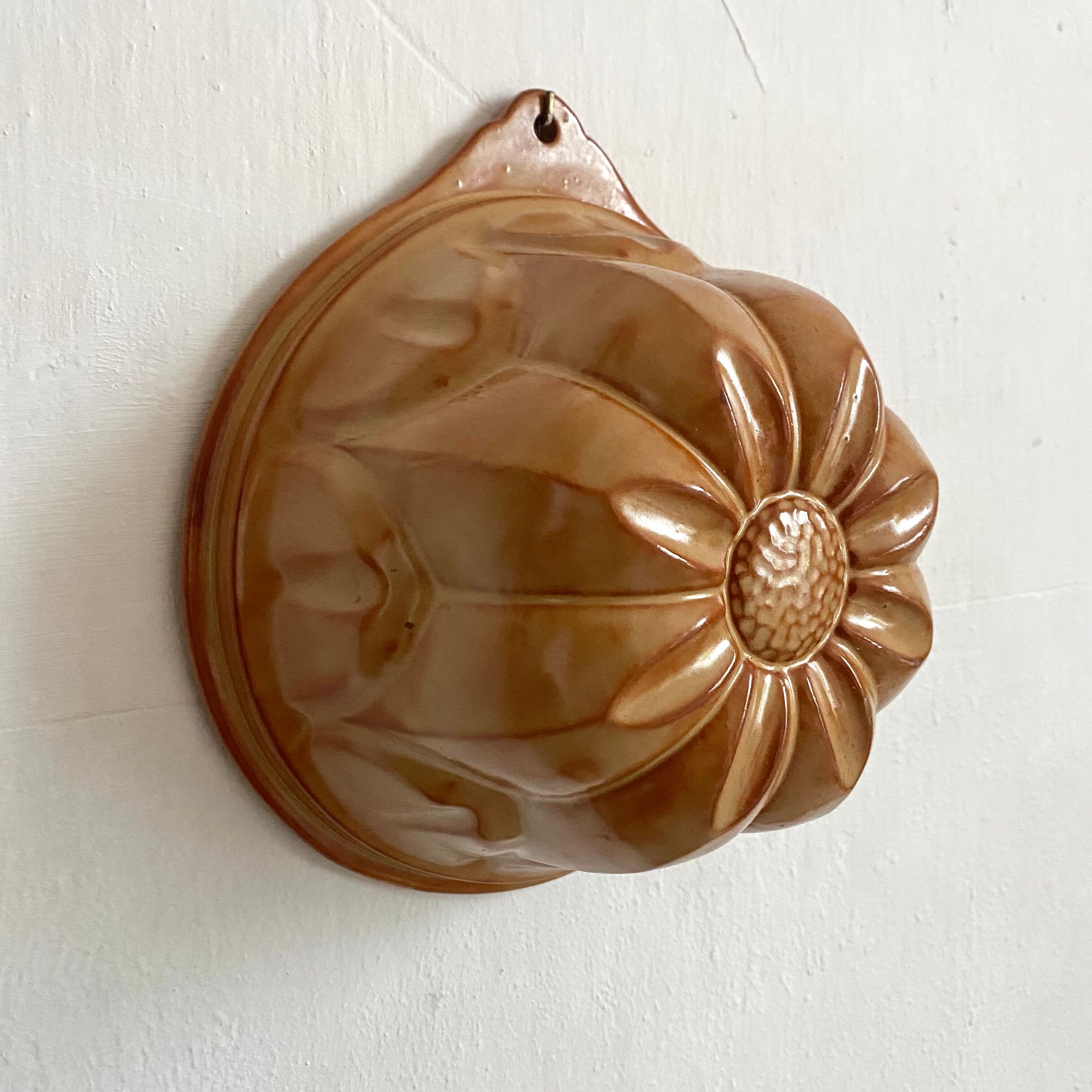 Decorative stoneware cake mould