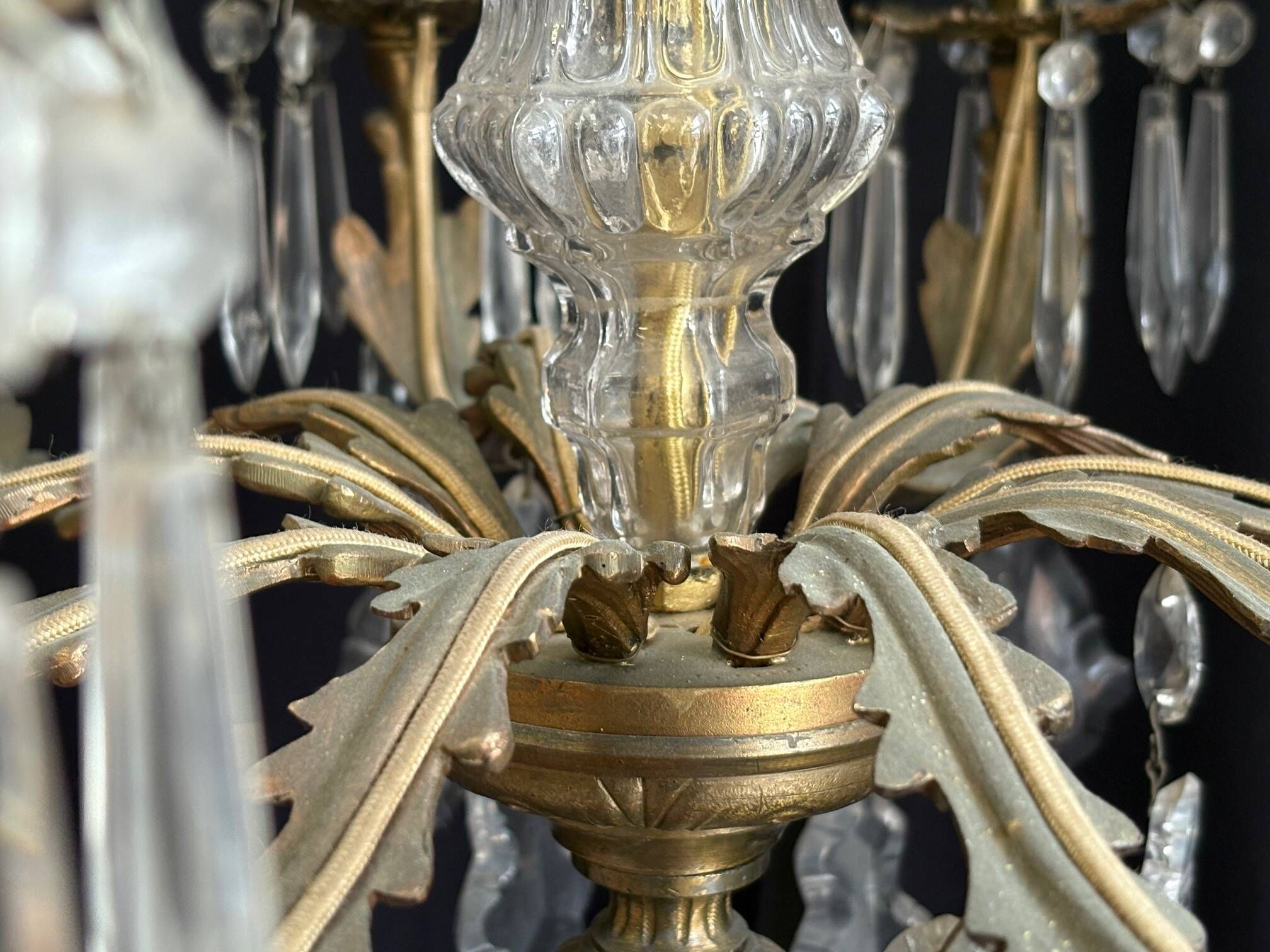 Large chandelier with glass and gilded brass pendants – 10 arms – 80 cm