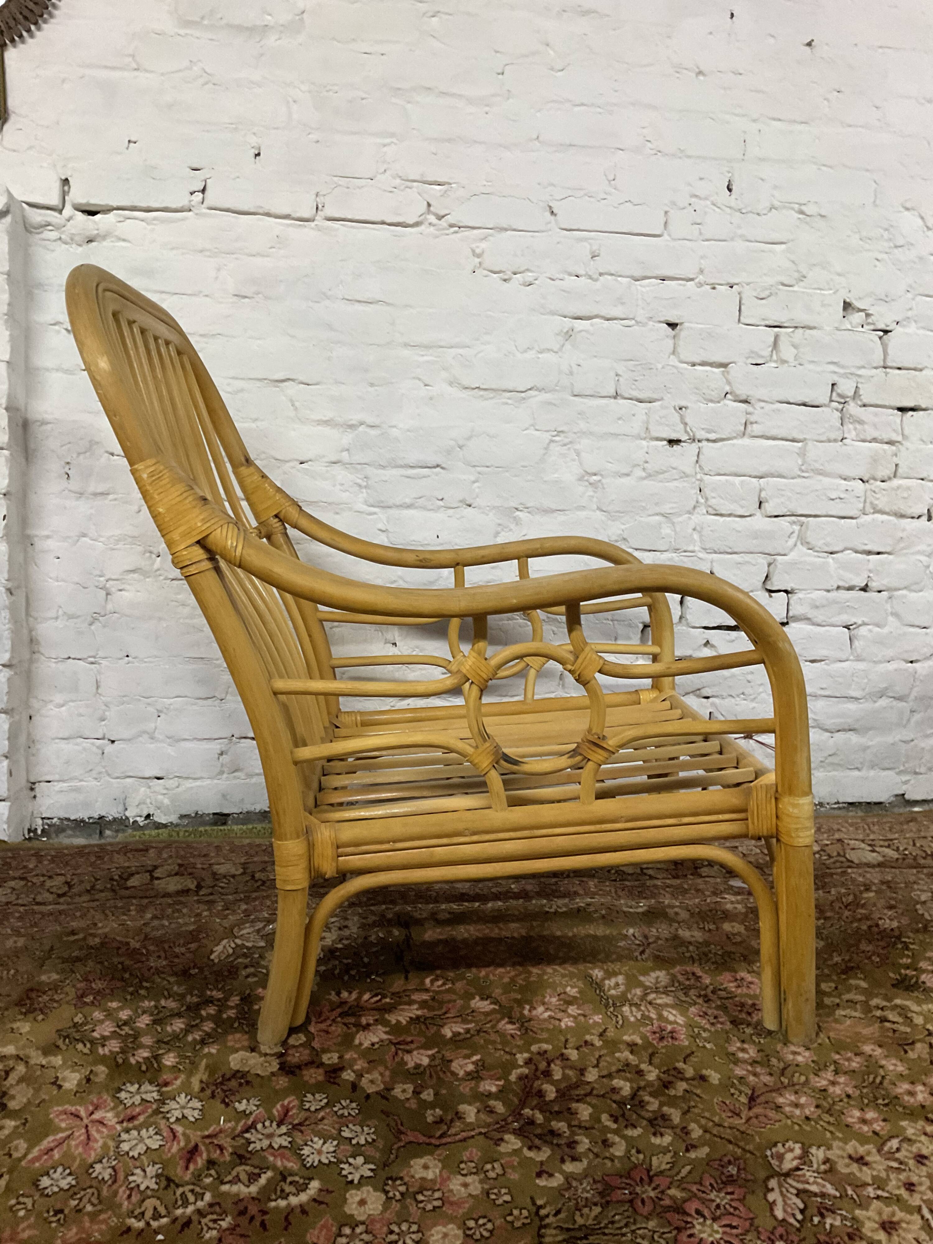Fauteuil chauffeuse vintage en rotin des années 70
