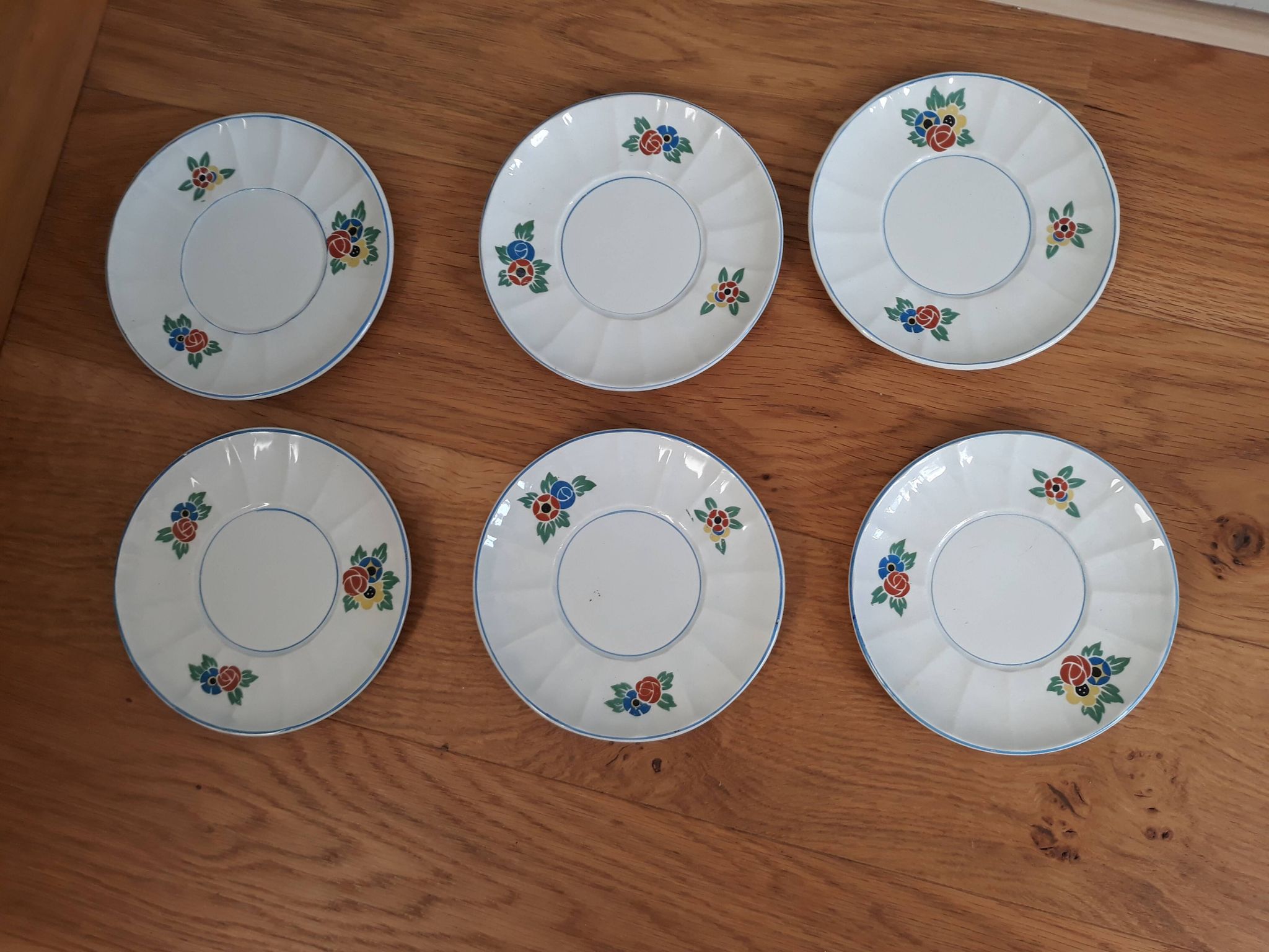 Set of six sub-cups or dessert plates