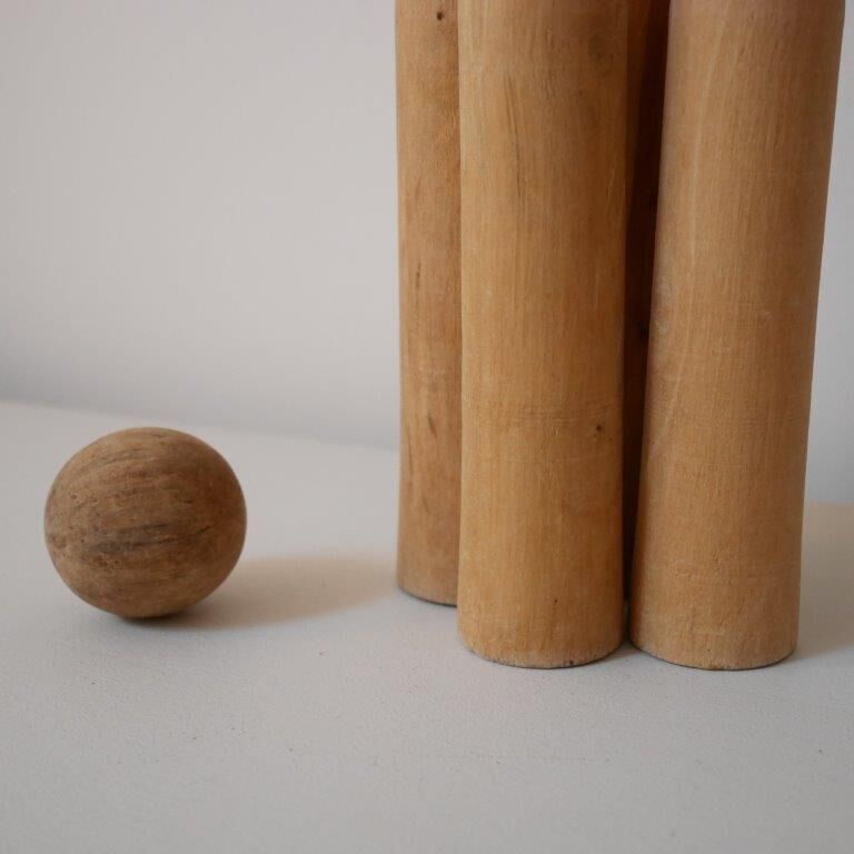 Lot de 4 quilles en bois avec une boule