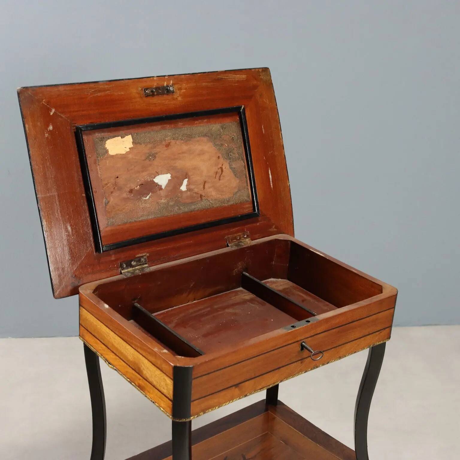 Antique sewing table in various types of wood, 19th century.