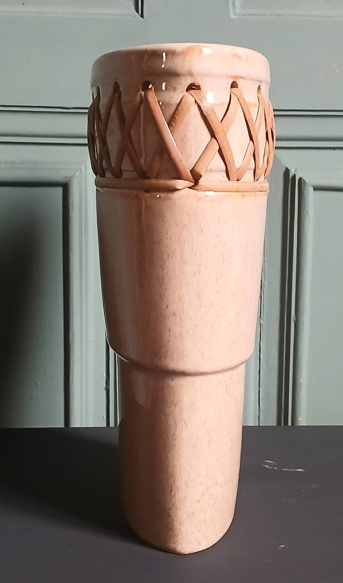 Vase plat en céramique ajourée & rotin tressé.