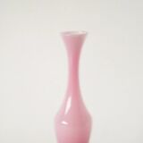 Vase en opaline rose bonbon et pieds blanc travaillé, 1960