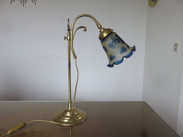 Lampe de style art nouveau, verrerie de Vianne et laiton
