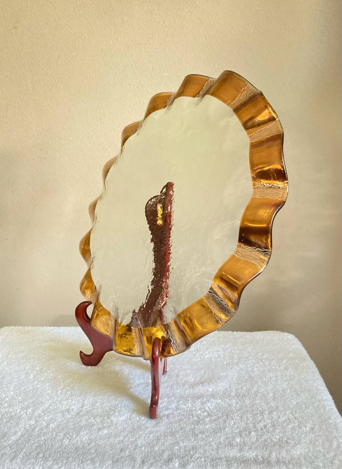 Dish signed Annie Glass 38/31 made in USA wavy edge gilded with 24k fine gold