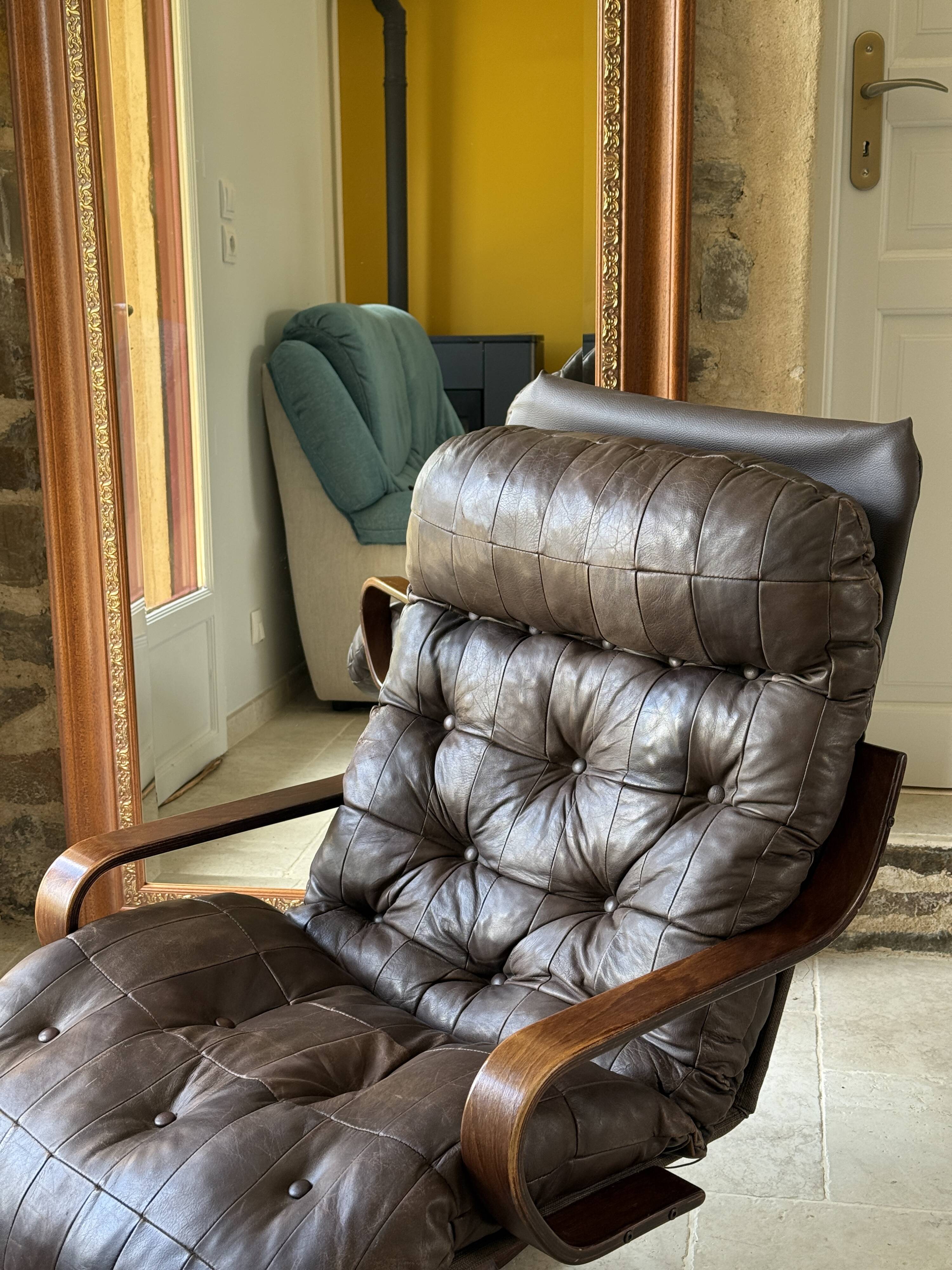 1970s Scandinavian armchair in curved laminated wood with a leather seat.