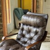 1970s Scandinavian armchair in curved laminated wood with a leather seat.