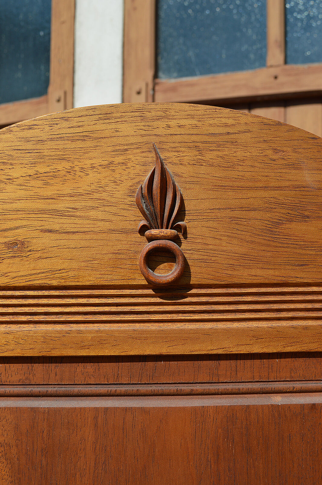 Art Deco screen with 7 panels carved with the insignia of the Foreign Legion, circa 1940