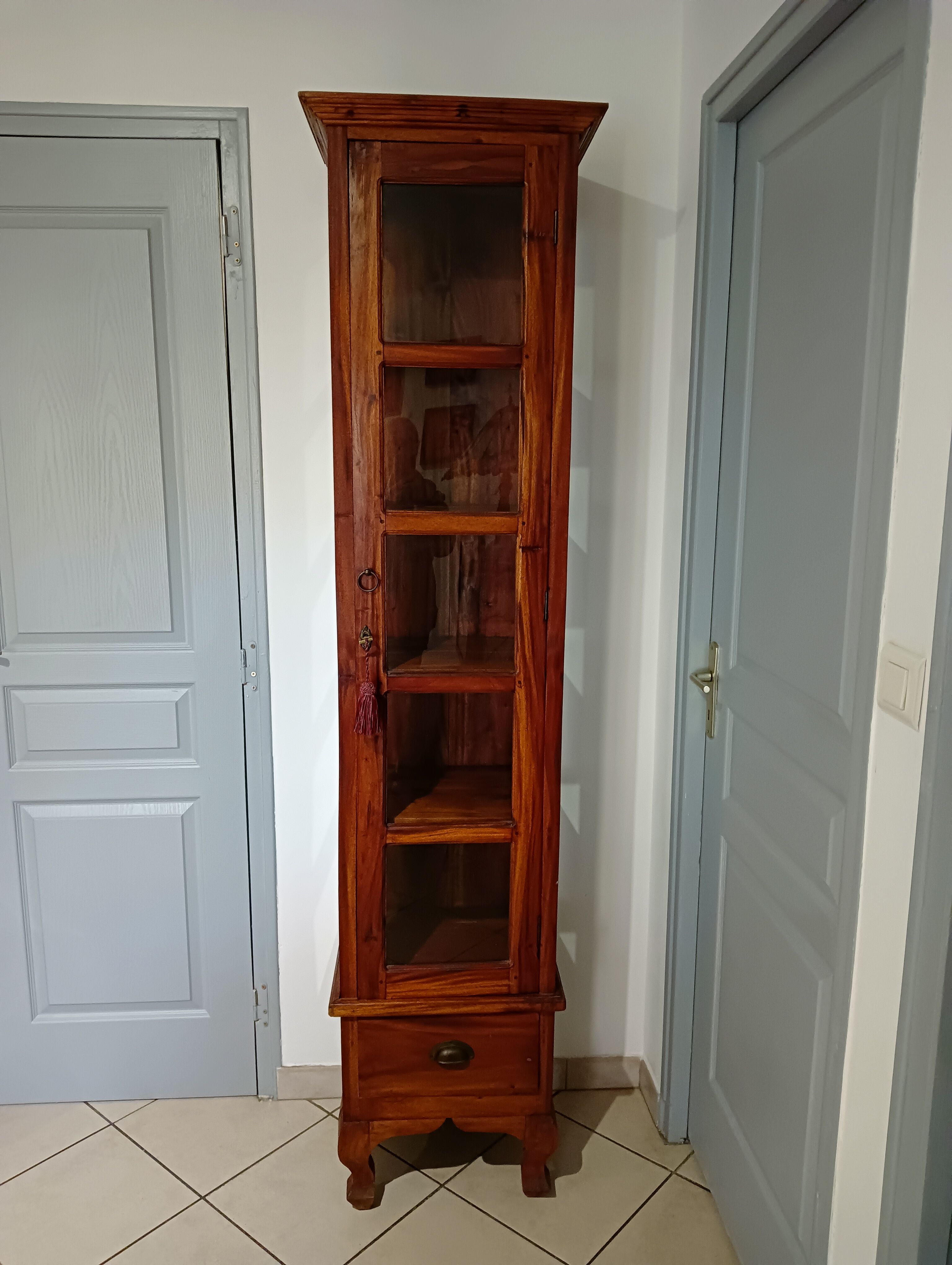 Mahogany column showcase, 1 glass door, 1 drawer, 5 wooden shelves