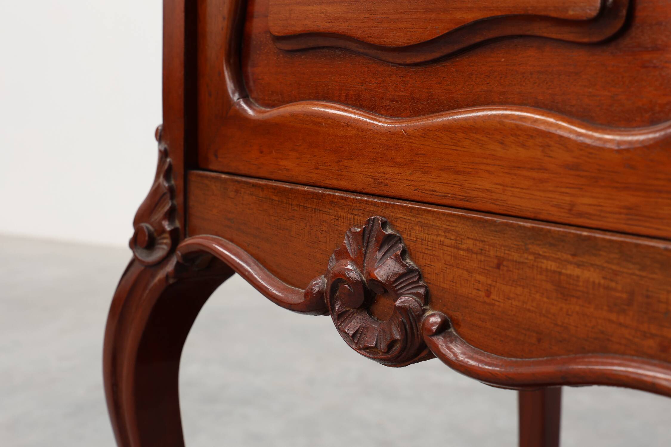 Paire de tables de nuit en noyer de style Louis XV avec des plateaux en marbre de Carrare, France