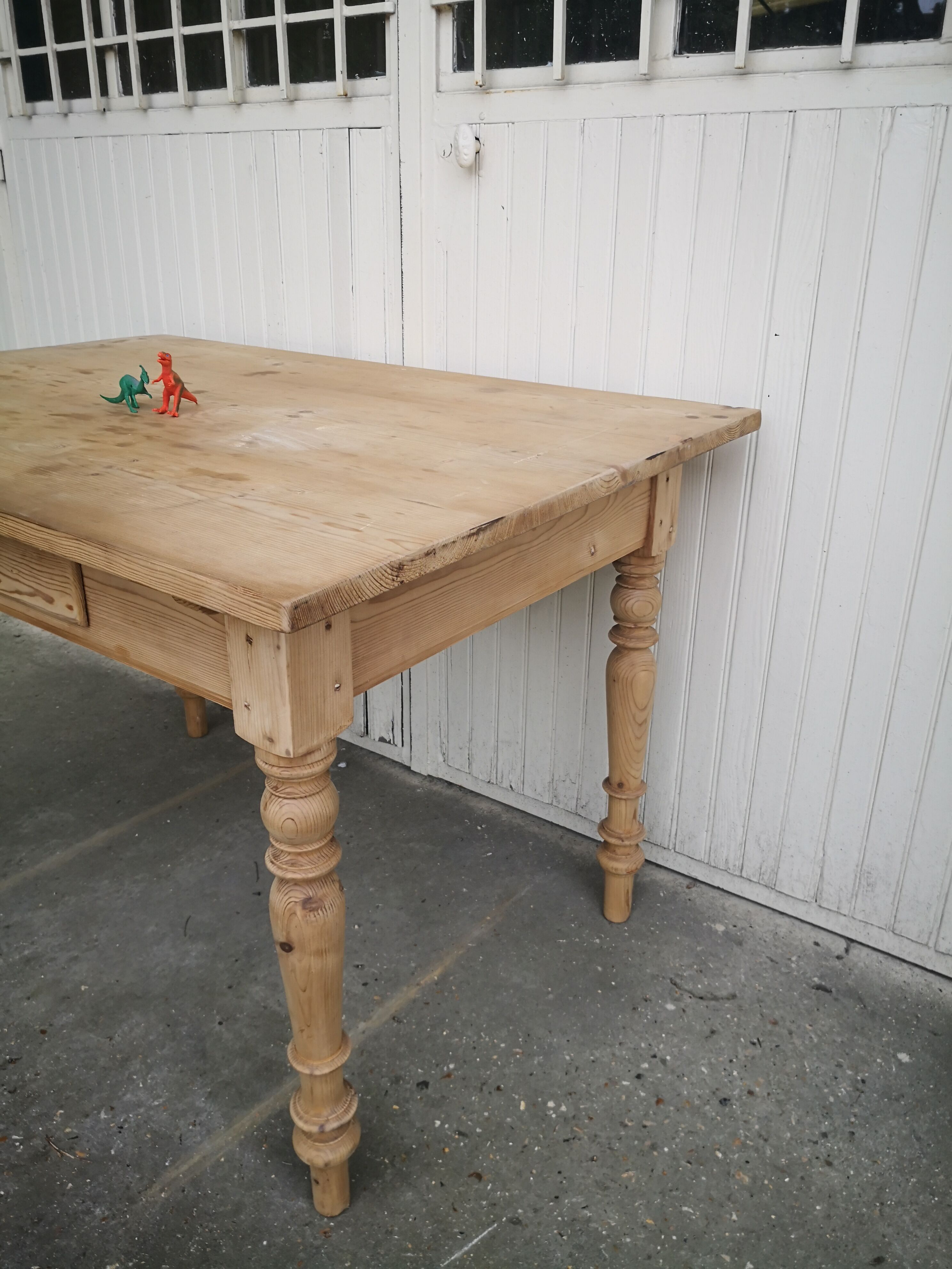 wooden dining table, vintage, turned legs, firm table style