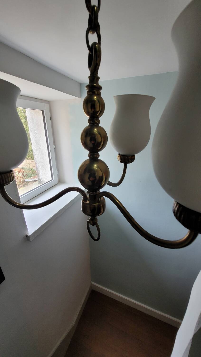 Three-light chandelier in brass and opaline.