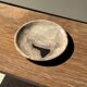 Vide poche, plat ou assiette circulaire en bois pétrifié beige tache noire