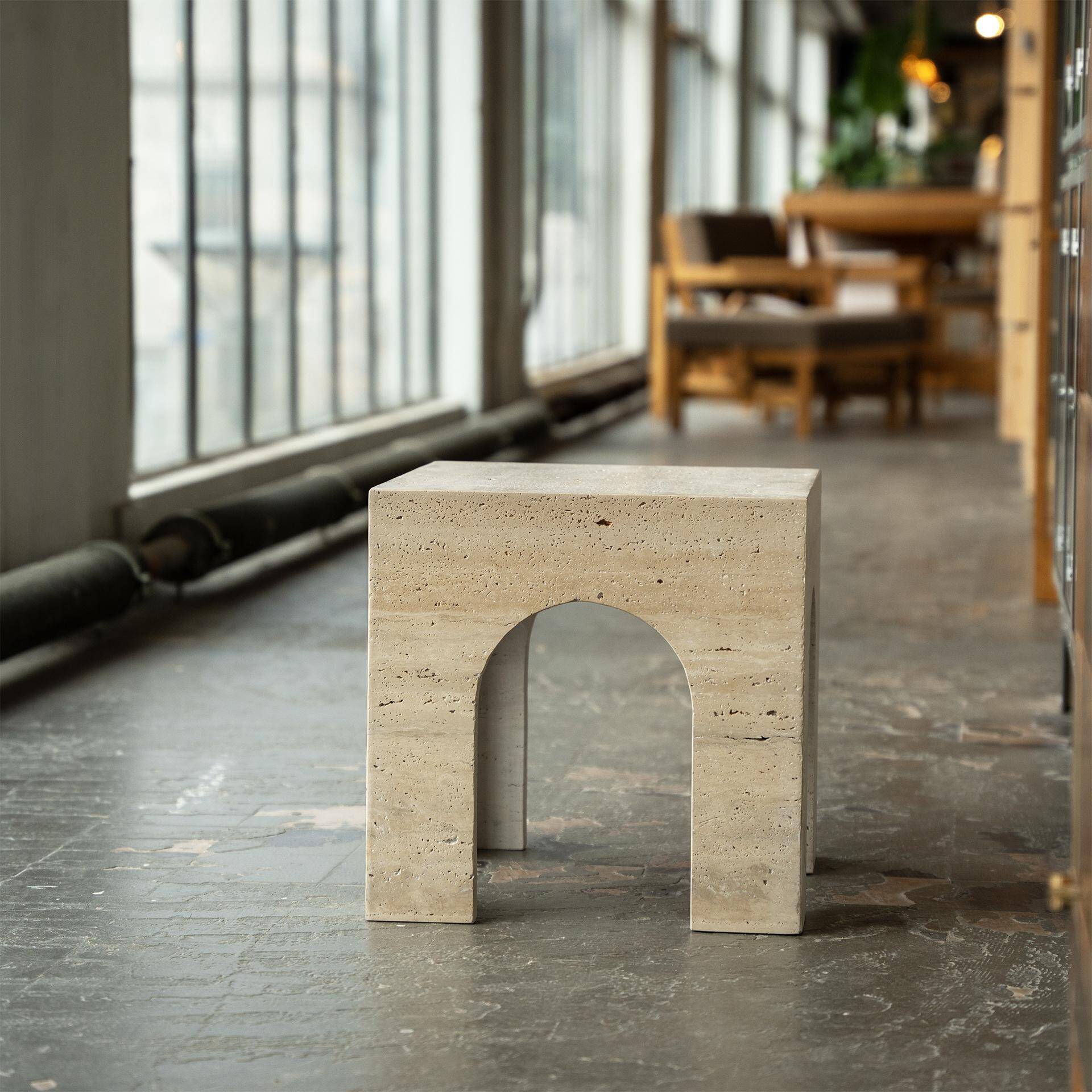 Table d'appoint en arc travertin