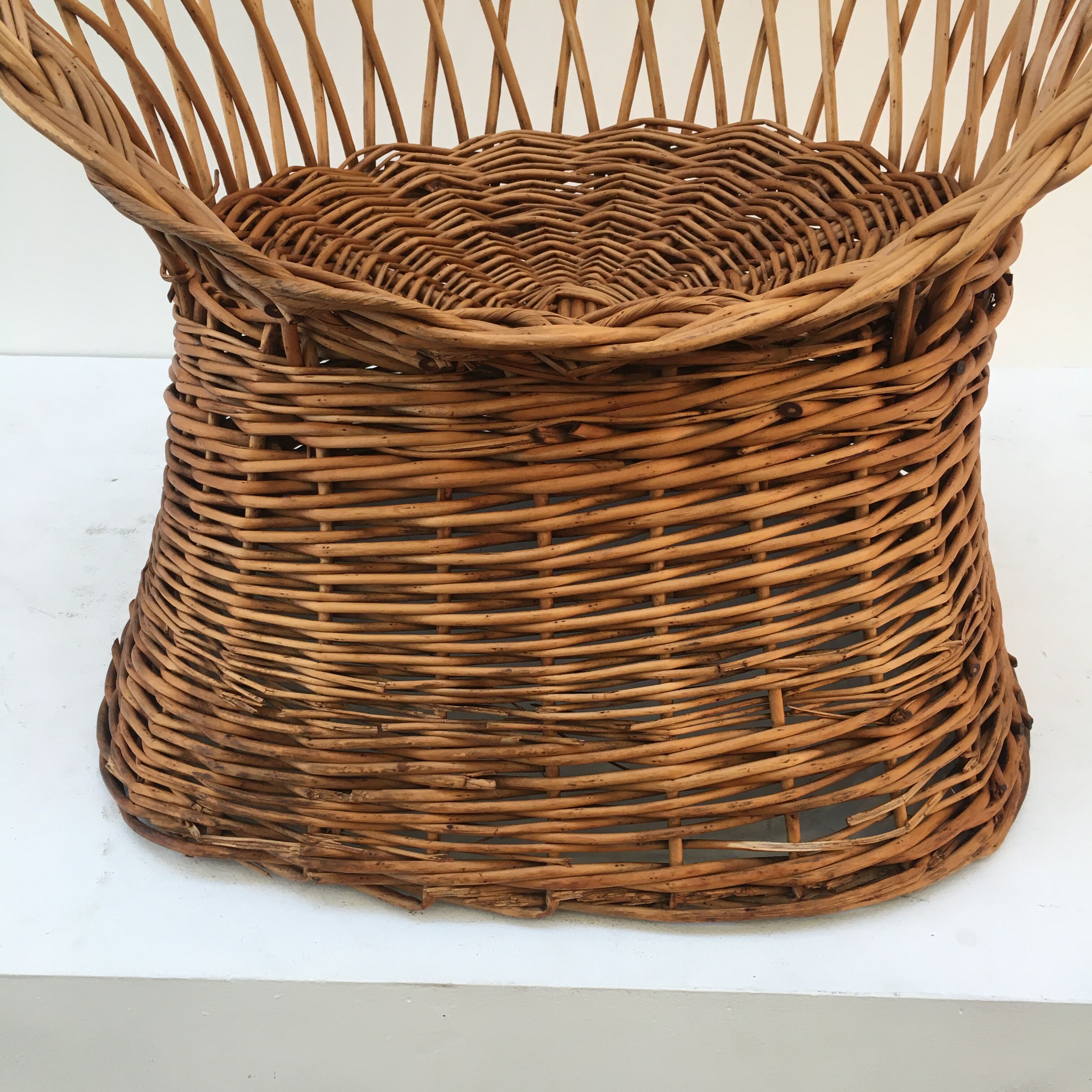 Braided wicker throne armchair