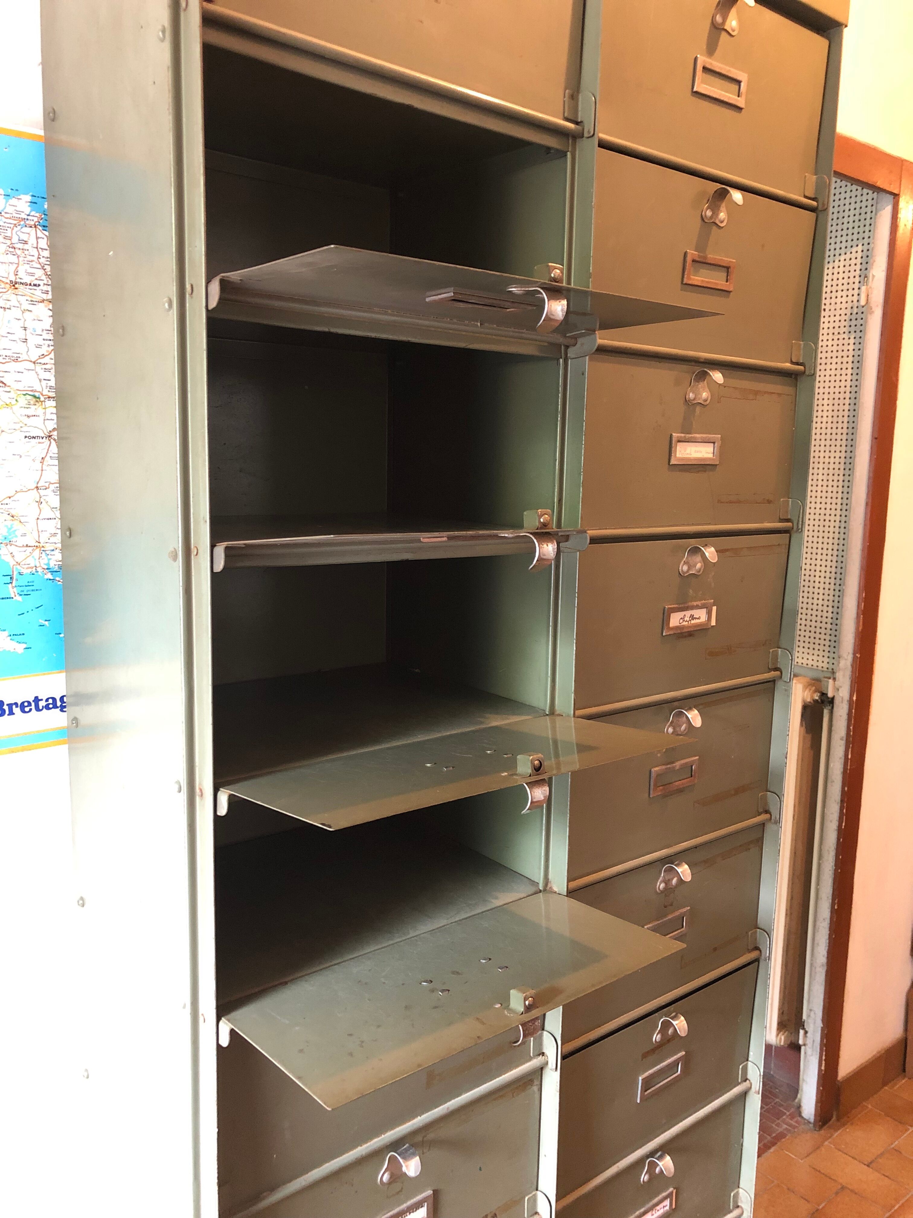 Industrial locker cabinet with valves