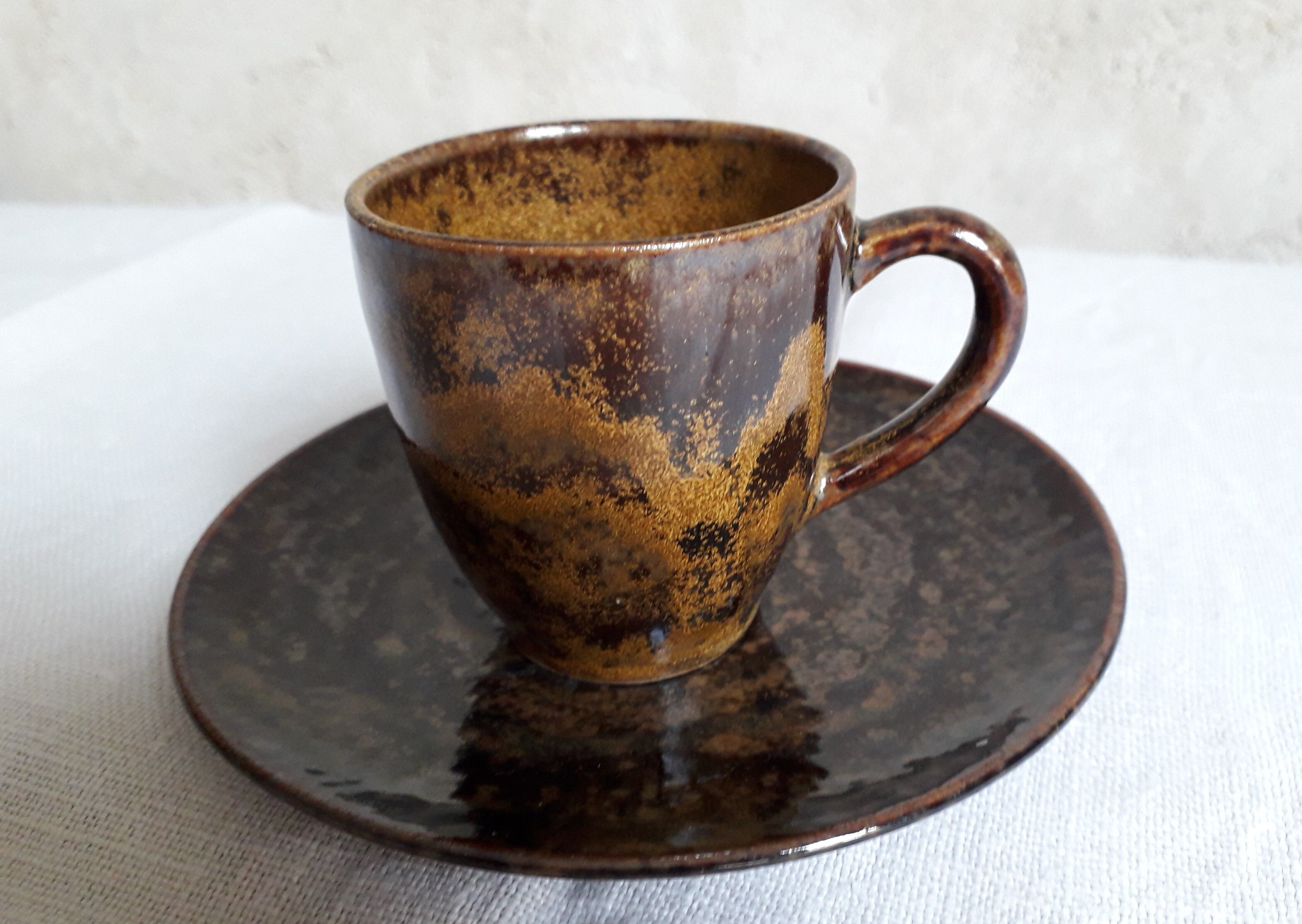 Beauvaisis Warluis 4 cup and sandstone sub-cup set