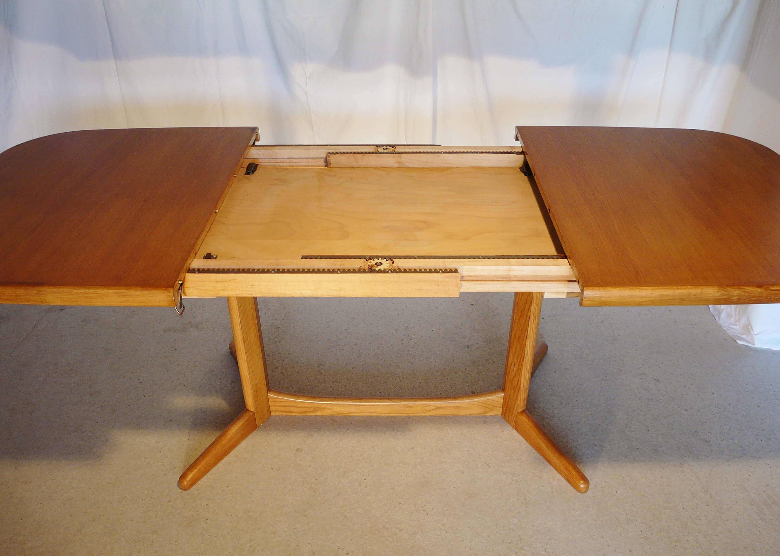 Scandinavian expandable rectangular table in teak