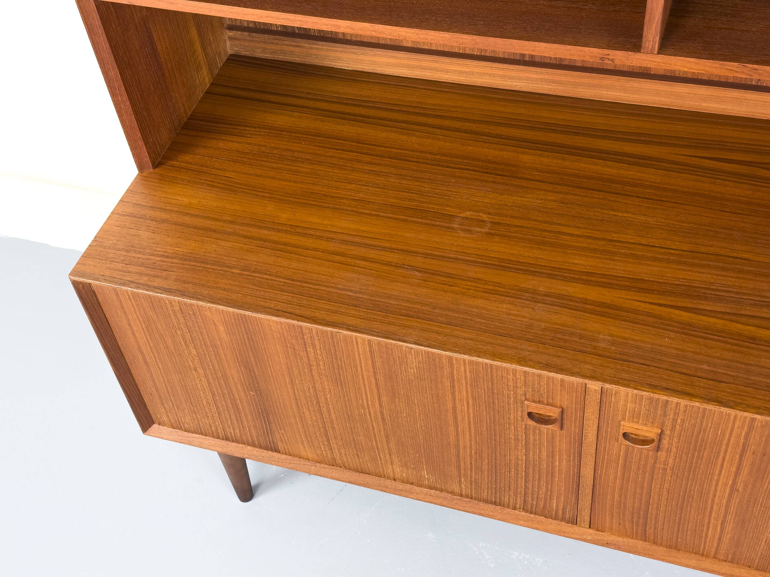 Buffet en teck avec étagère par Brouer Møbler, années 1960.