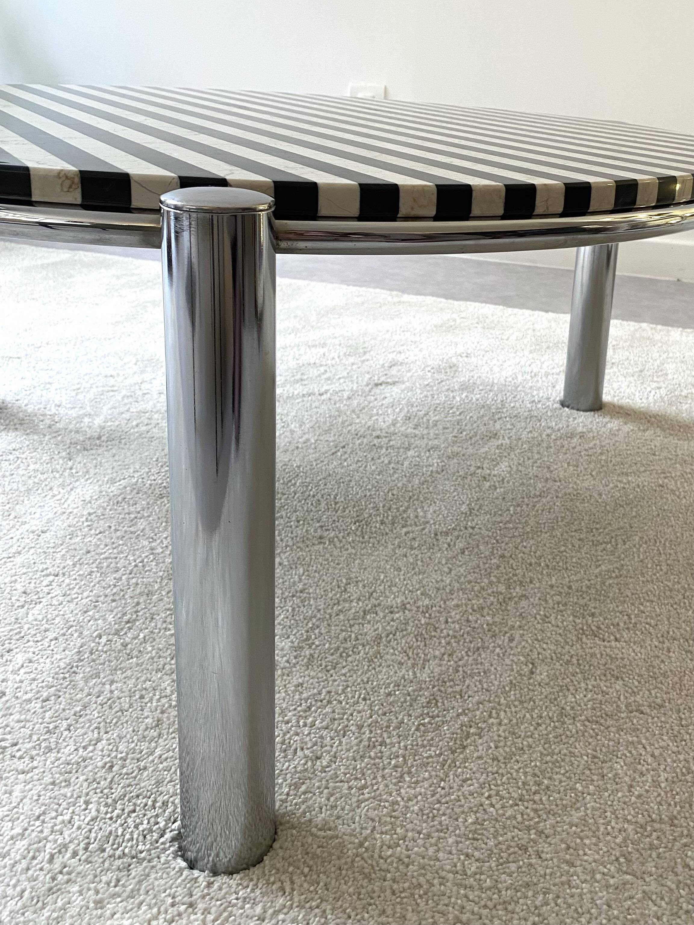 Table basse tripode, plateau en marbre crème et noir, vintage 1970