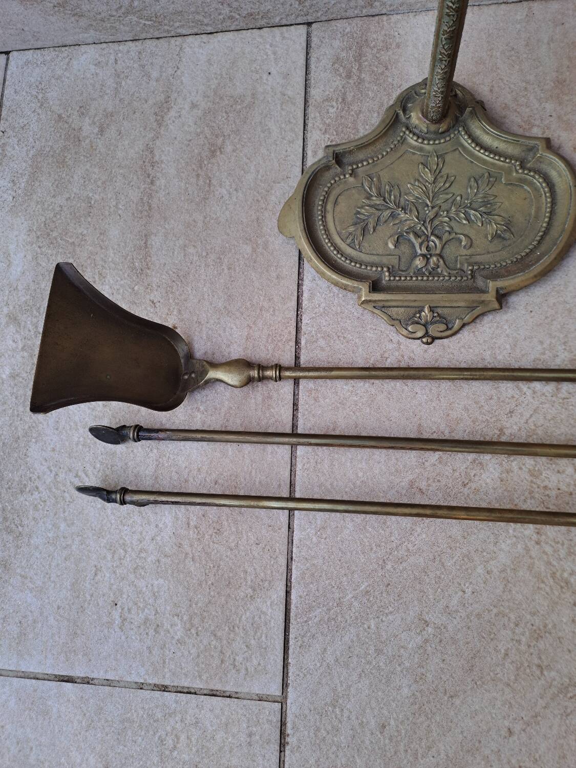 Fireplace accessories and its bronze support