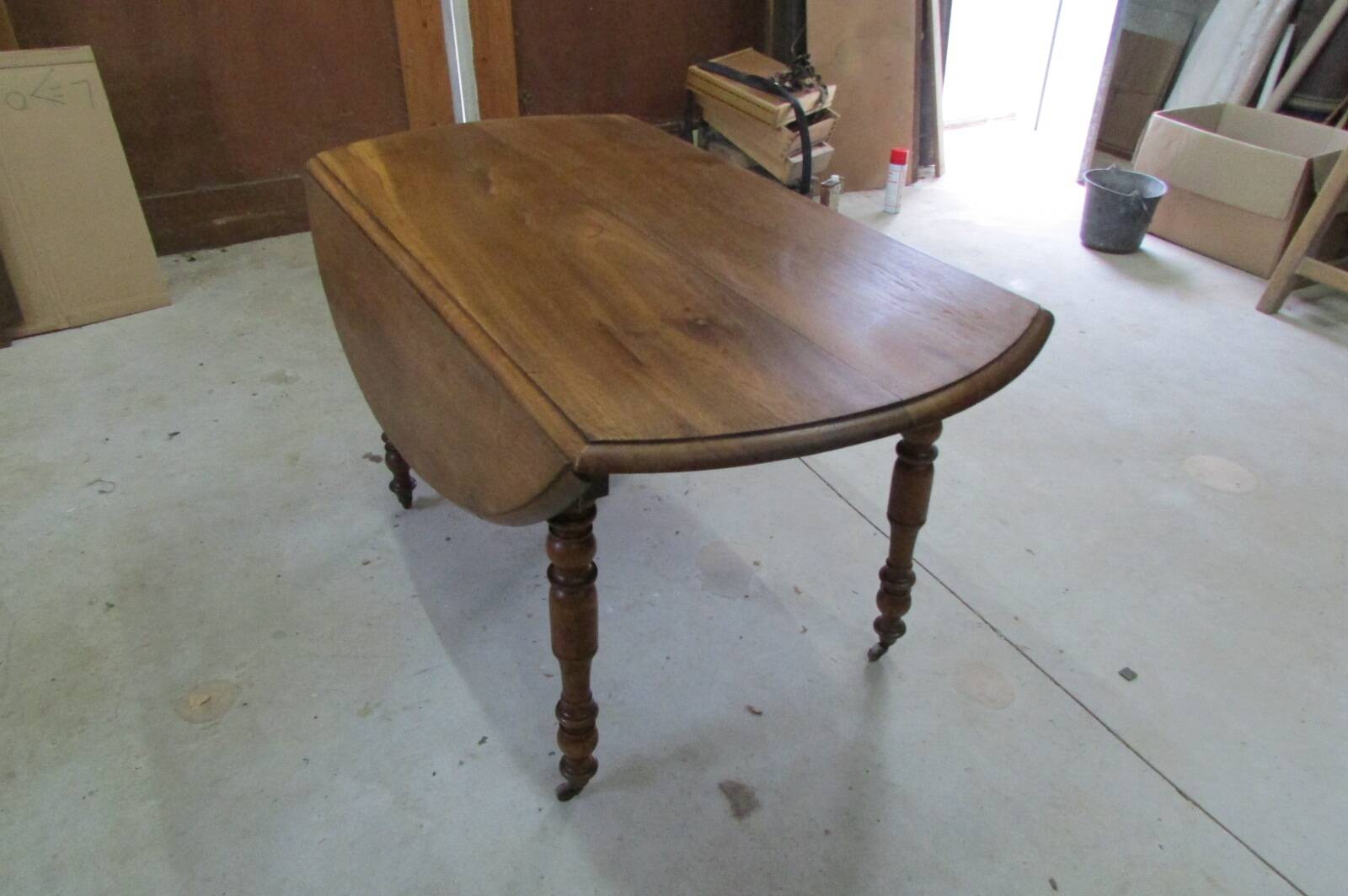 Round kitchen table with shutters in solid oak, 1900