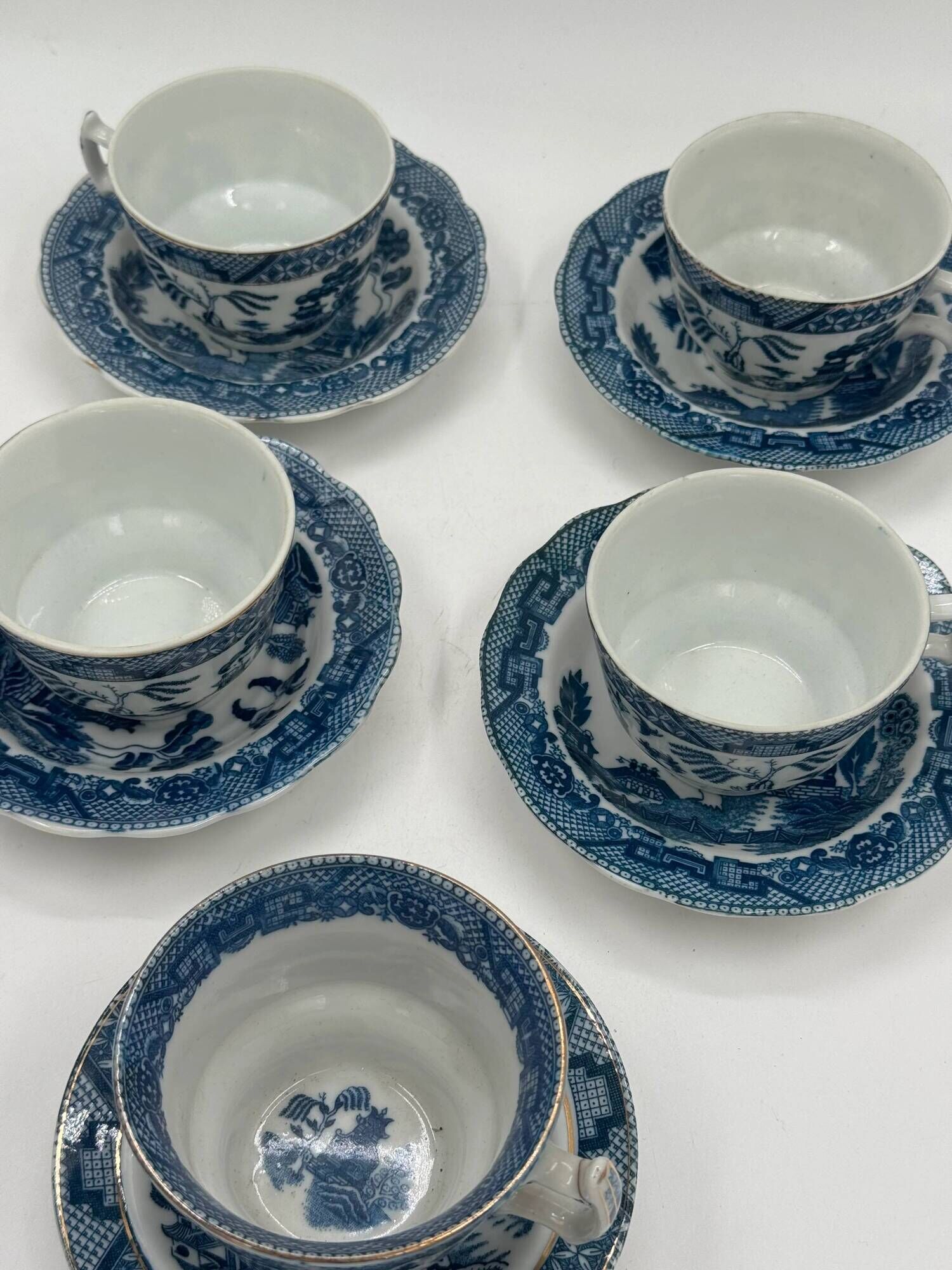 Set of 5 vintage porcelain cups and saucers with Blue Willow pattern.