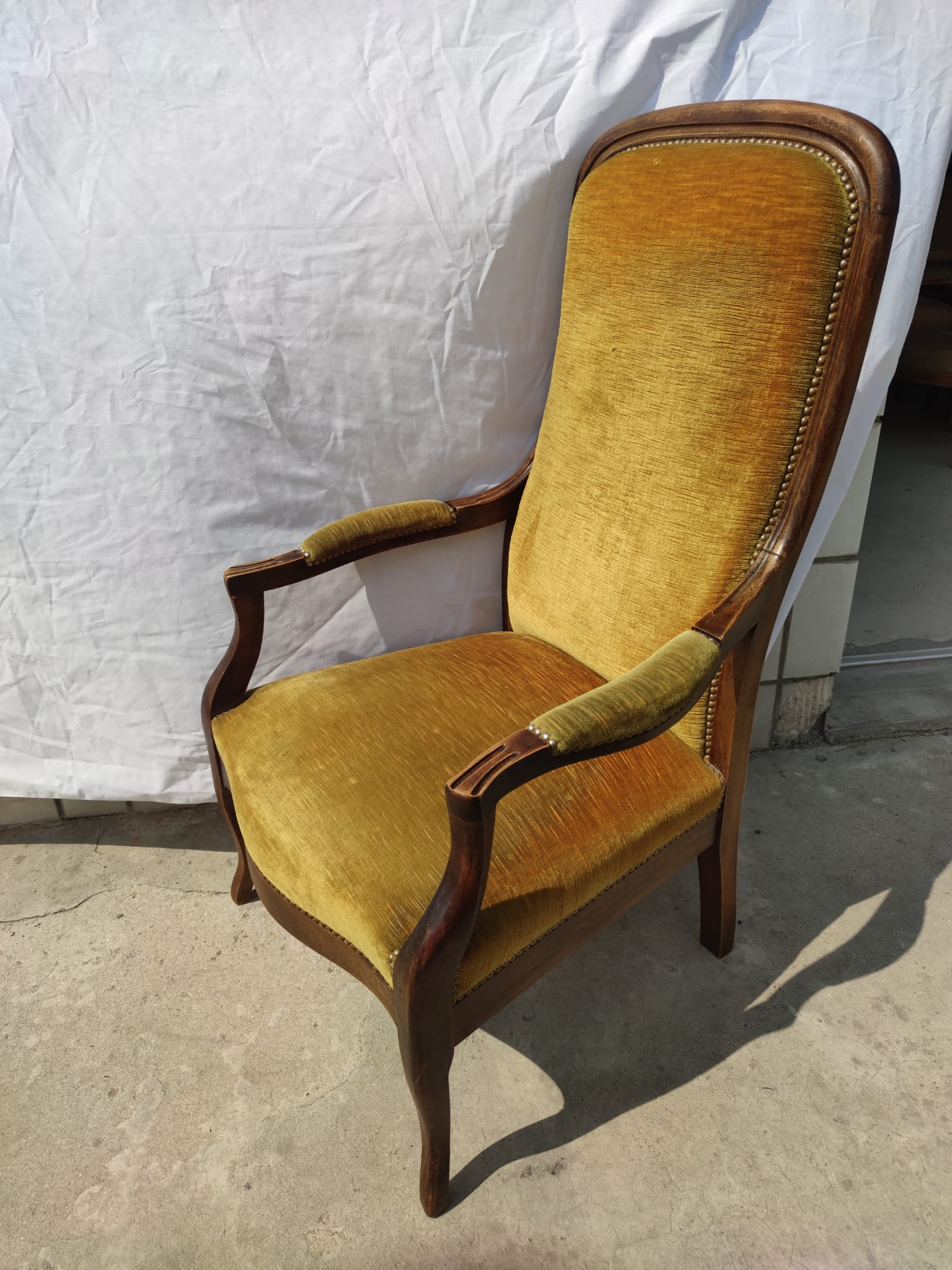 Fauteuil Voltaire garniture de velours jaune