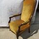 Fauteuil Voltaire garniture de velours jaune